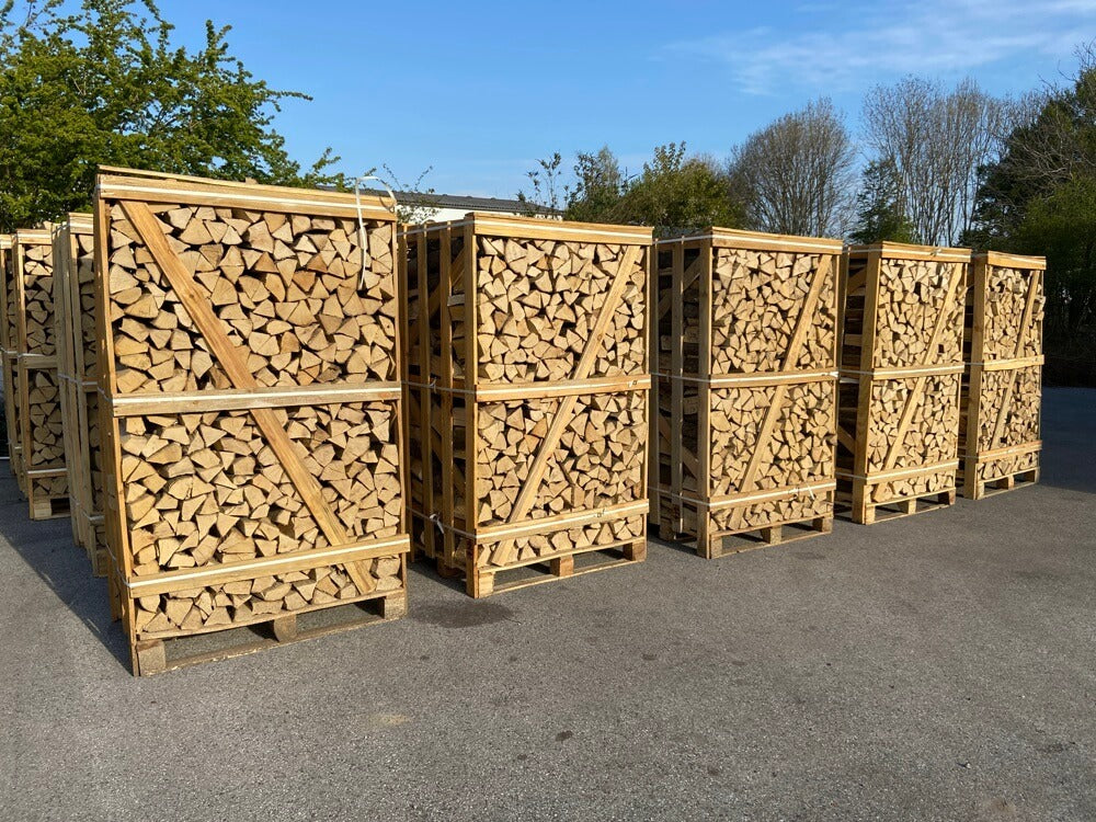 Mehrere Paletten Kaminholz Buche 25 cm auf dem Lagerplatz in Heinsberg
