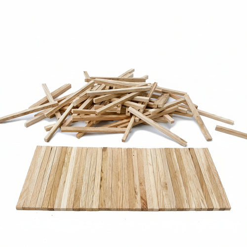 Lose Bastel-Holzleisten aus Eiche über einer kompletten Platte