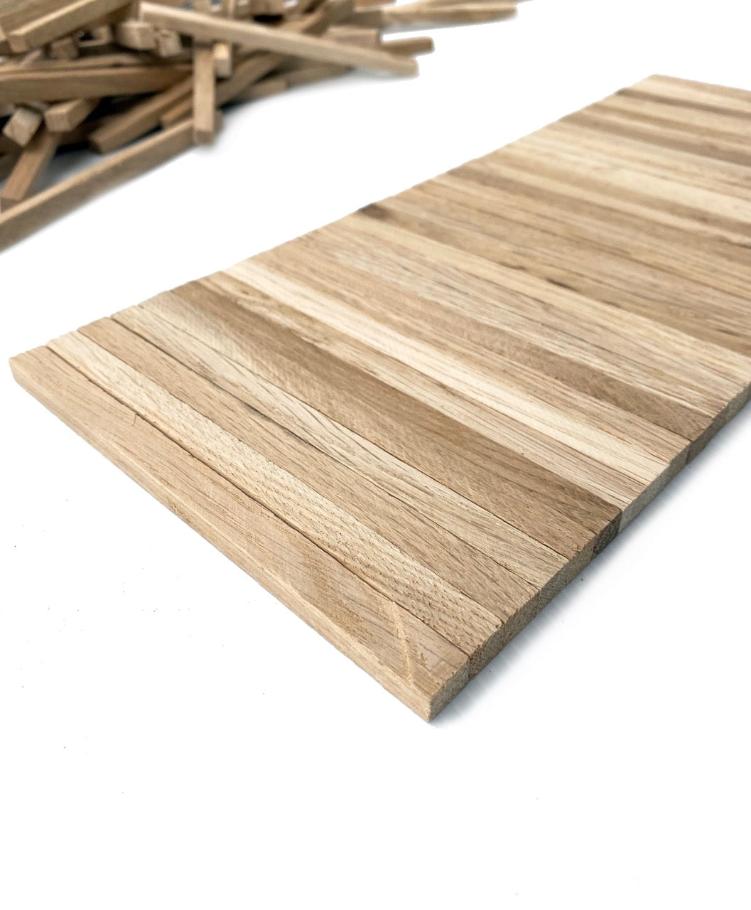 Bastelklötzchen Holzlamellen Eiche - Platte schräg vor losen Lamellen
